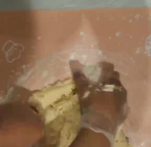 عجن العجين باليد ضمن نشاط الطبخ
