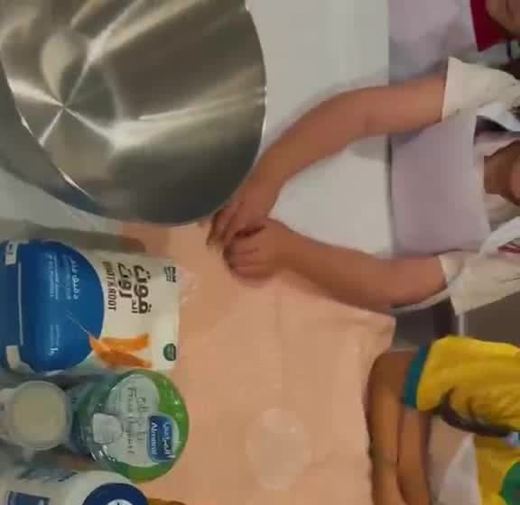 طفل يشارك في تحضير مكونات الطبخ ضمن أنشطة النادي