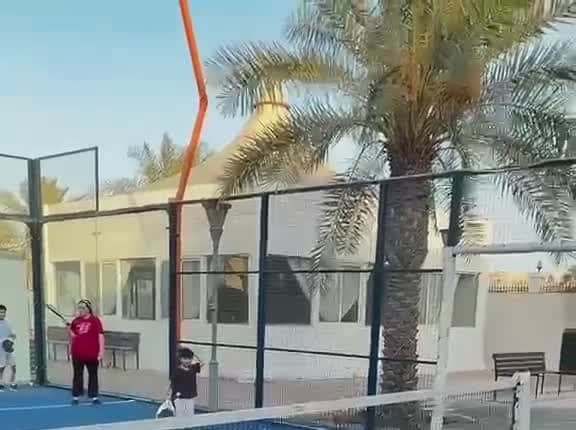 نشاط رياضي بلعبة البادل في الهواء الطلق